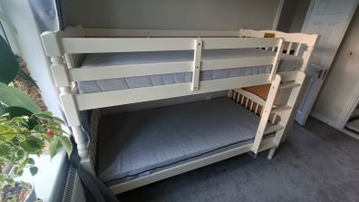 Bunk bed + mattresses