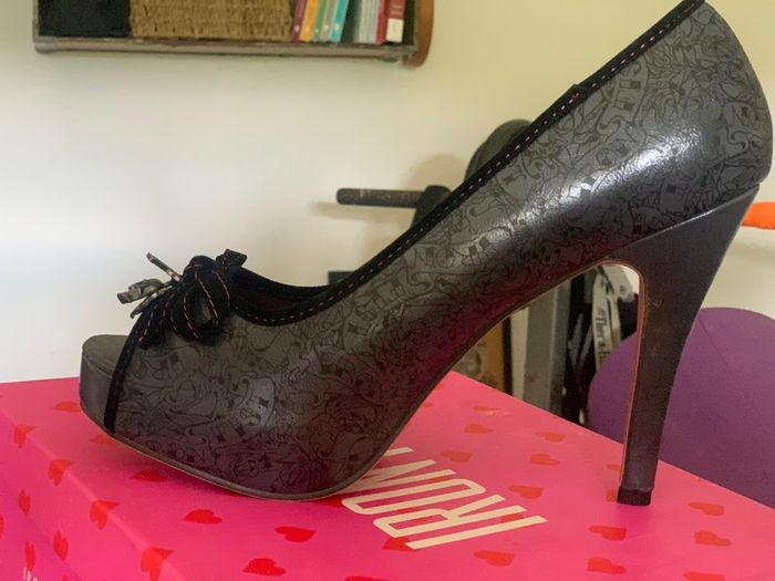 8 Pairs of Heels - size 9