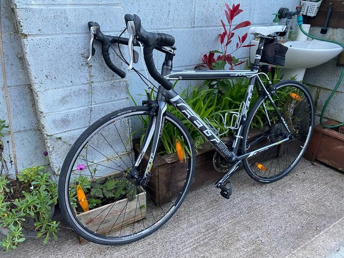 Felt F-LITE 700x25c wheels 21.5 inch frame 2x8 speed comes with holder bottle back bag holder pump light