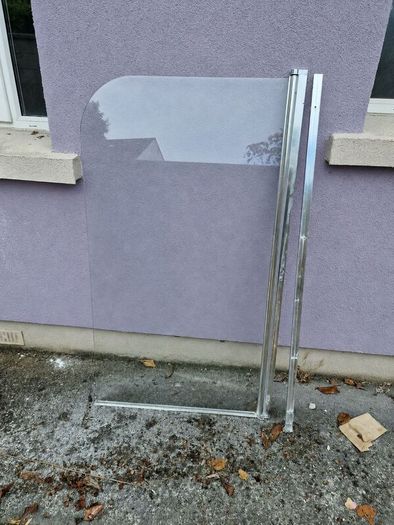 Bath shower screen