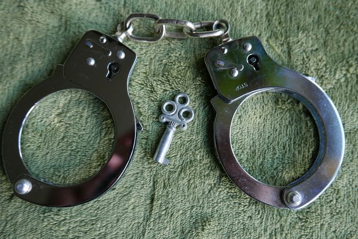 Hand Cuffs with one key