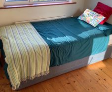 Divan bed with legs and mattress
