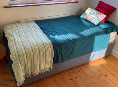 Divan bed with legs and mattress