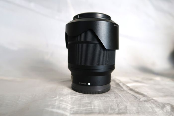 Sony 28-70mm f/3.5-5.6 OSS Kit Lens (Front/Rear Caps + Hood)