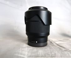 Sony 28-70mm f/3.5-5.6 OSS Kit Lens (Front/Rear Caps + Hood)