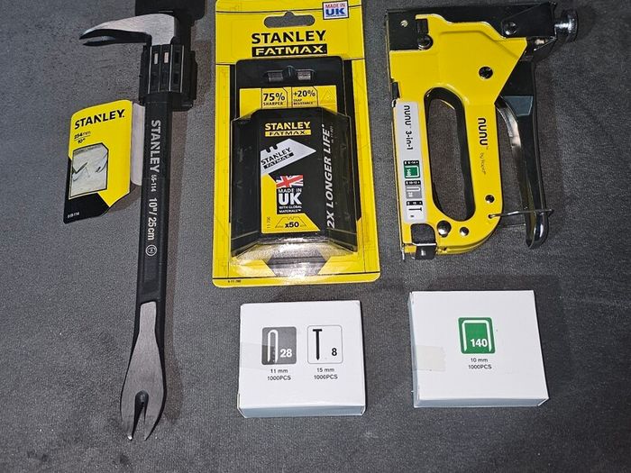 Stanley Fatmax Pry Bar, 50 x Stanley Fatmax blades & 3 in 1 Heavy Duty Tacker includes: 3,000 staples & brad nails