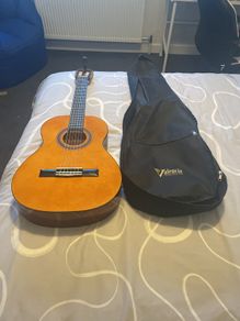 Valencia VC103 (3/4 size) Guitar for ages 8-12 comes with case and tuner