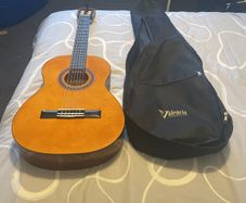 Valencia VC103 (3/4 size) Guitar for ages 8-12 comes with case and tuner