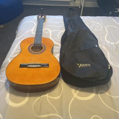 Valencia VC103 (3/4 size) Guitar for ages 8-12 comes with case and tuner