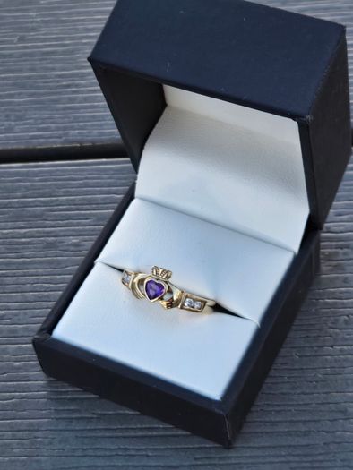 9ct Yellow Gold Amethyst Claddagh Ring