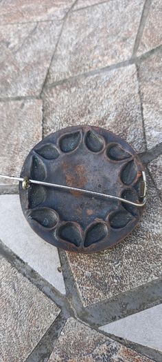 Vintage jewelry is sold individually for 5 to 10 euros