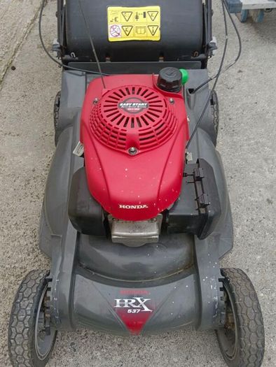 Honda HRX537 self drive lawnmower with 23 inch mulching plastic deck, in good condition. Sold as you seen