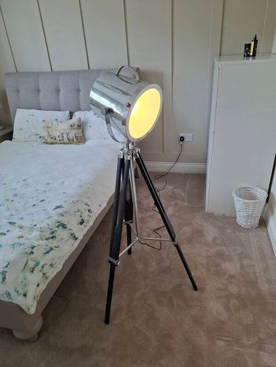 Tripod lamp