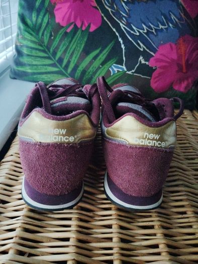 New Balance 373