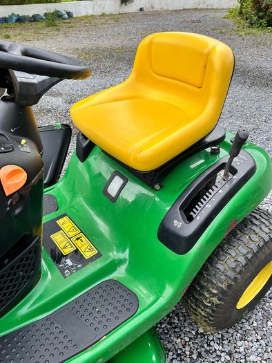 John Deere Lawn Teactor Ride on Mower