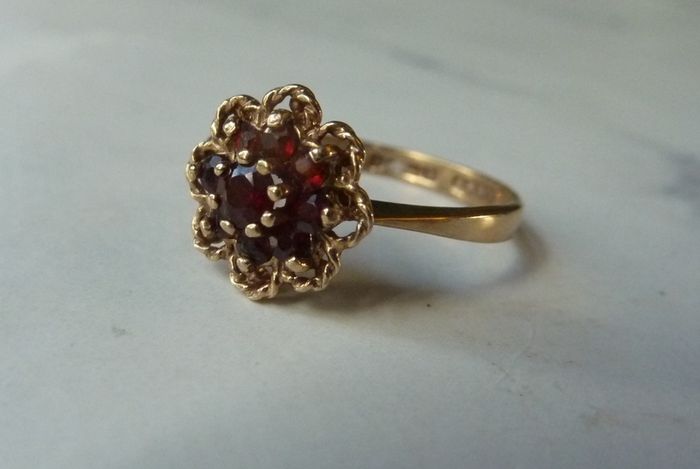 9ct Gold Garnet Cluster Flowerhead Ring, Rope Twist, Birmingham 1977, Size O, 1.96g