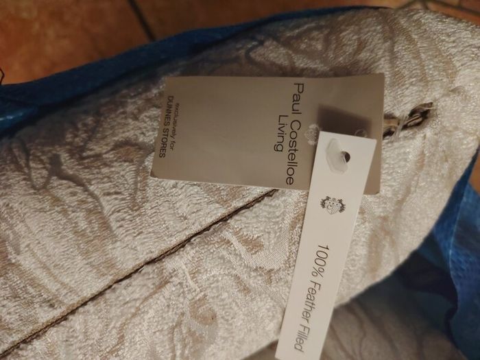4 paul Costello cushions cream/gold