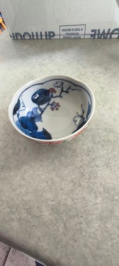4 different ietms -1- Jingdezhen Porcelain 101/4 -inch Dragon Rice Grain Luncheon Plate - Vintage Blue and White Chinese Design is slieght chip at the edge 15.00 euro.2- Vintage Japanese octagonal porcelain bowl, commonly crafted in the traditional Arita 