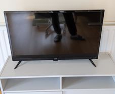 32in TV Logik - Smart TV