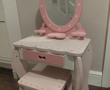 Small make up table
