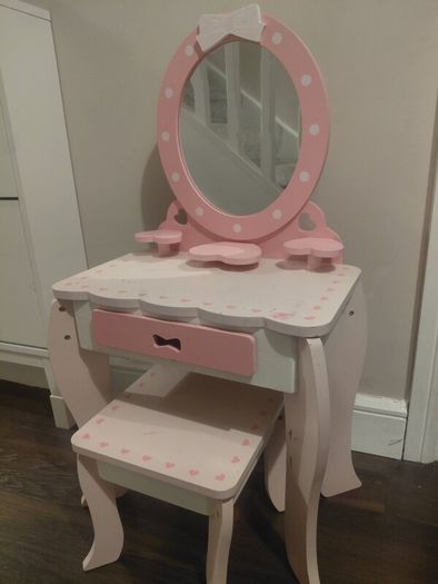 Small make up table