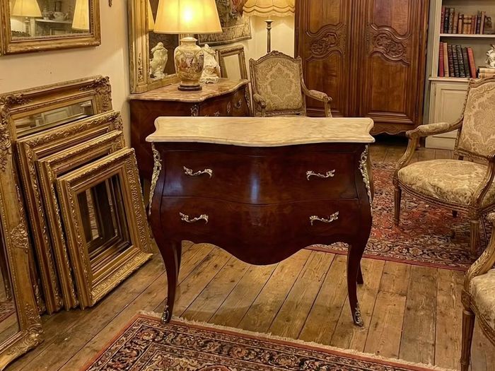 Simple but nice plain bombe chest