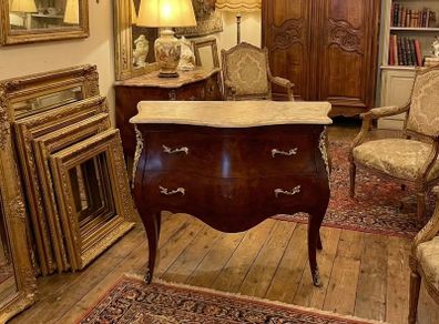 Simple but nice plain bombe chest