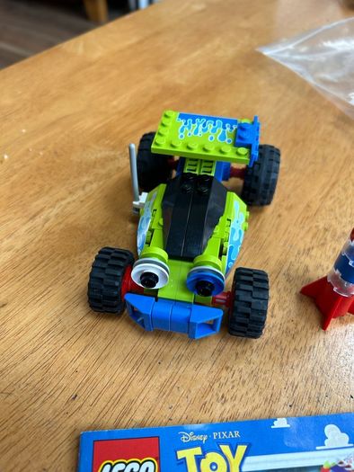 LEGO PIXAR DISNEY Toy Story: Woody and Buzz to the Rescue 7590