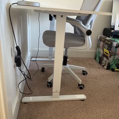 White Desk - Electric Height adjustable functionality