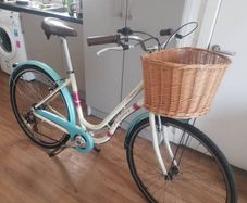 ladies city bike( can deliver)
