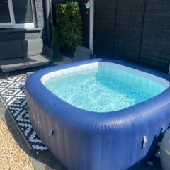 Lay-z-spa hot tub