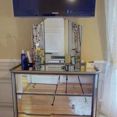 Mirrored chest of drawers