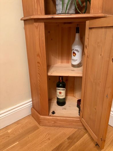 Corner Oak unit with storage in excellent condition