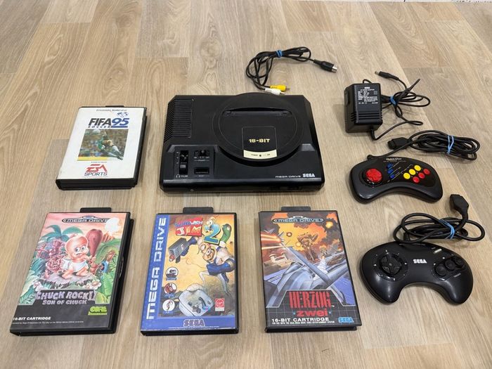 Sega Mega Drive bundle - 2 Controllers - 4 games