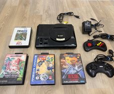 Sega Mega Drive bundle - 2 Controllers - 4 games