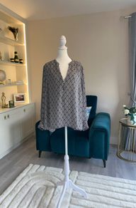 Ladies Black & Ivory Long Sleeved Blouse from Dunnes Stores. Size UK 24-26 / EU 52-54
