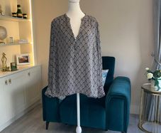 Ladies Black & Ivory Long Sleeved Blouse from Dunnes Stores. Size UK 24-26 / EU 52-54