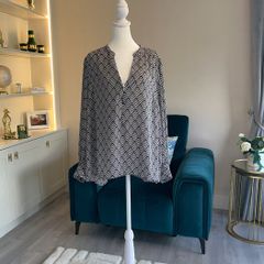 Ladies Black & Ivory Long Sleeved Blouse from Dunnes Stores. Size UK 24-26 / EU 52-54