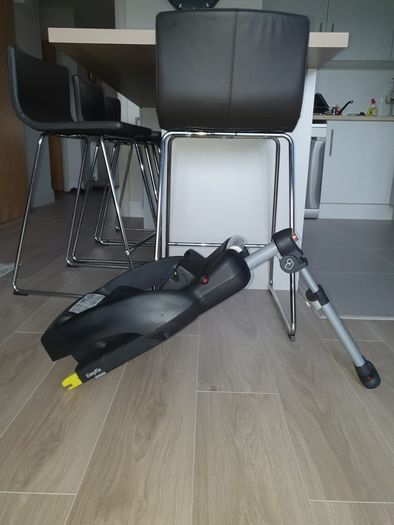 Immaculate car seat and Isofix base