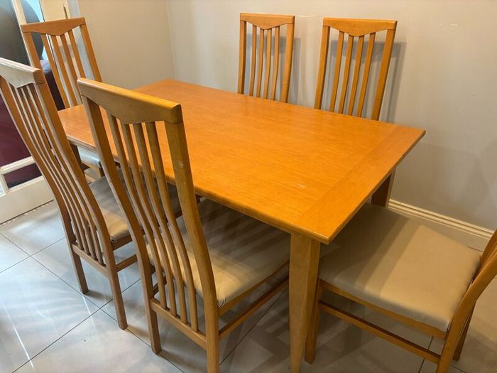 Dining table & 6 chairs