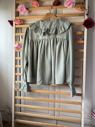 blouse Bnwt frilled collar blouse dipped back hem short feminine baloot size small (12) due to style