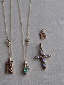 Vintage 9 CT gold necklaces, pendans.  Price from 65 euro