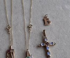Vintage 9 CT gold necklaces, pendans.  Price from 65 euro
