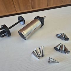 Cake icing set with 10 nozzles