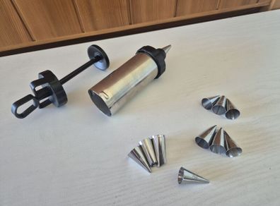 Cake icing set with 10 nozzles