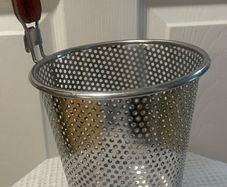 colander food strainer with wooden hook handle
