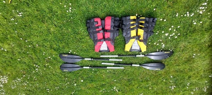 life vest + 2 paddles