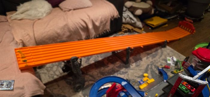 Hot Wheels Super 6-Lane Raceway