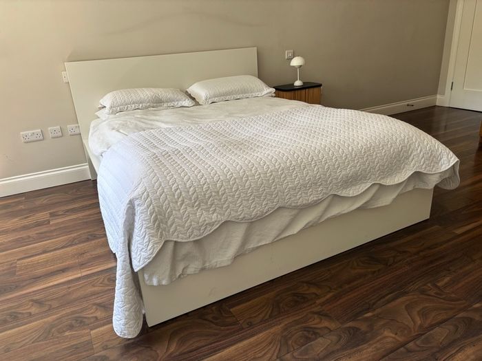 King Size Bed - IKEA MALM Bed w. Emma Mattress