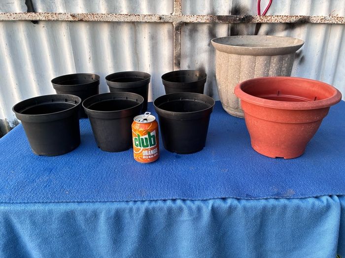 8 plastic flower pots